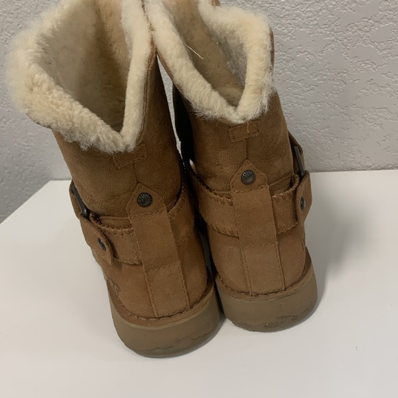 UGG Tan Winter Boots Cozy Sheepskin Lining - Picture 4 of 9